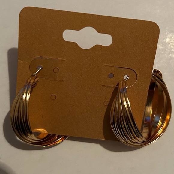 Bundle of  3 Earrings Sets - Picture 4 of 5